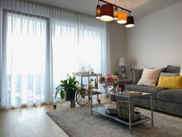 Helle 3 Zimmer Dachgeschosswohnung mit großzügigem Balkon in Lustenau - Wohnzimmer